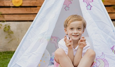 You can build a children's castle at home!
