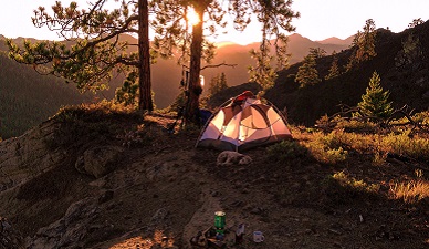 Key points for choosing campsites when setting up a tent outdoors